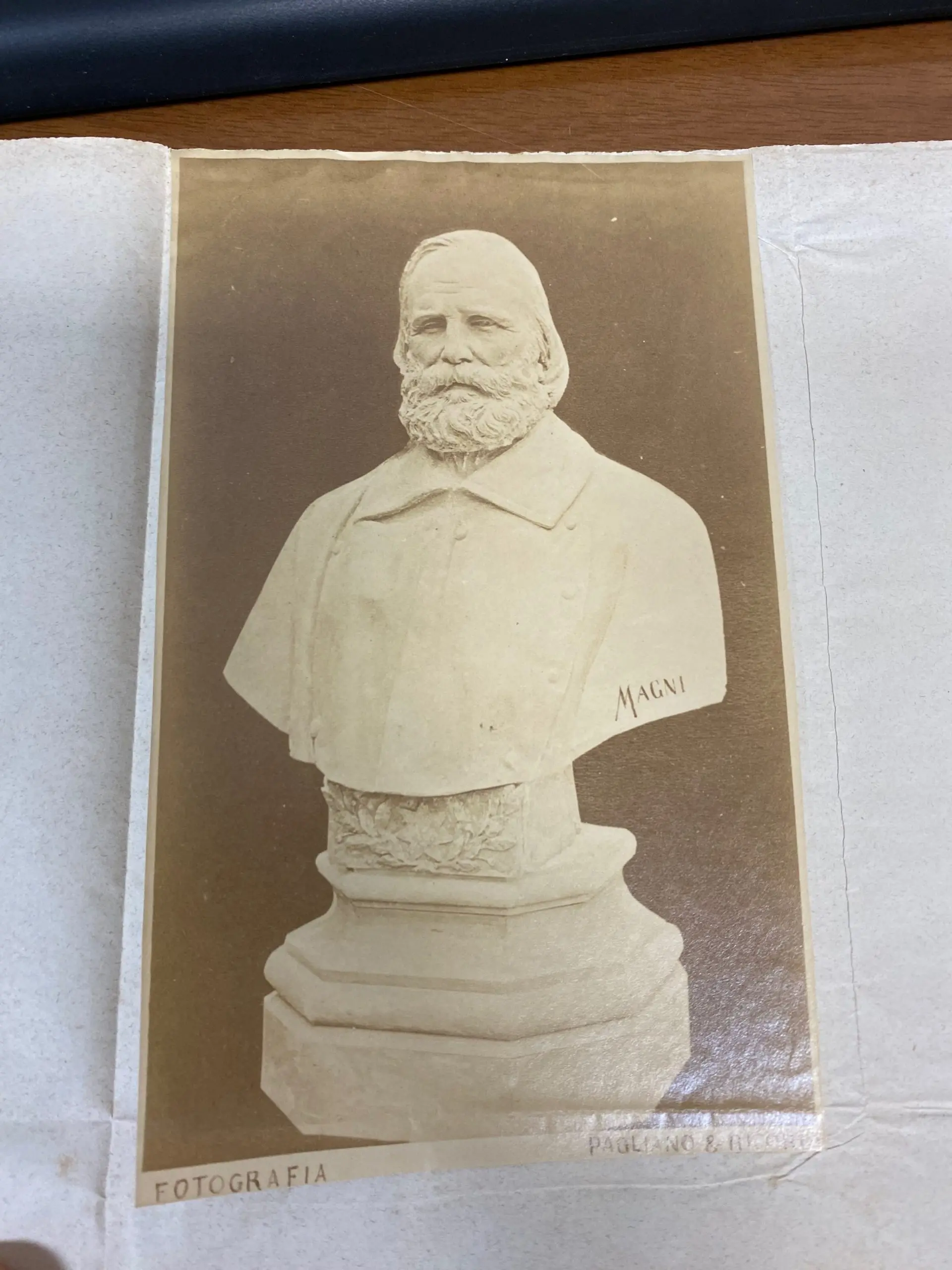 prima fotografia del busto di Garibaldi fatto da uno scultore